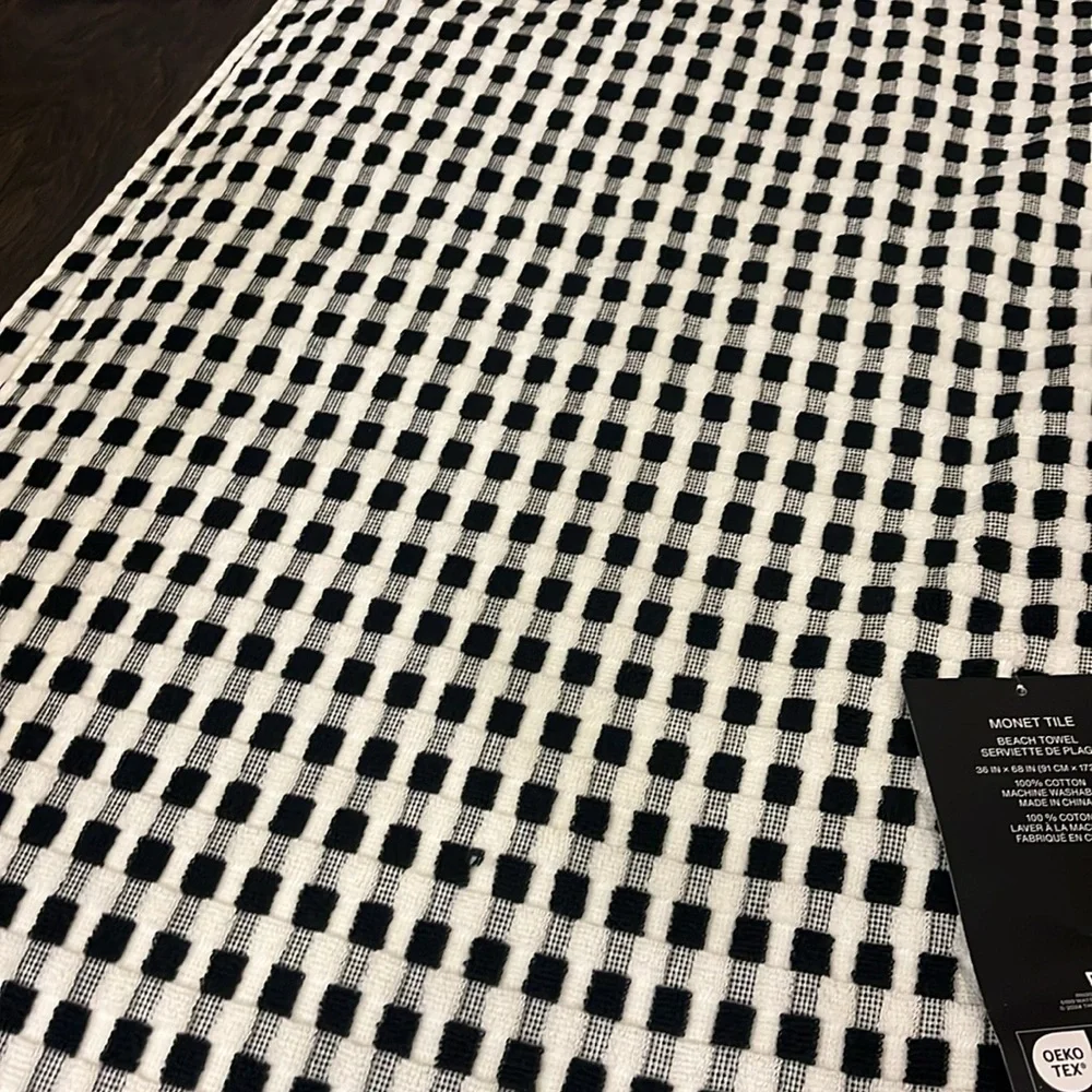 DKNY Monet Oversized Beach Towel Black and White new 36”x68”
